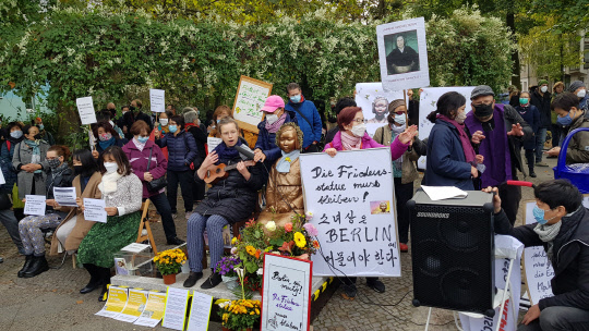 독일 베를린시민들이 13일 '평화의 소녀상'철거명령에 항의하기 위해 미테구청 앞에서 시위를 하고 있다.  베를린=연합뉴스
